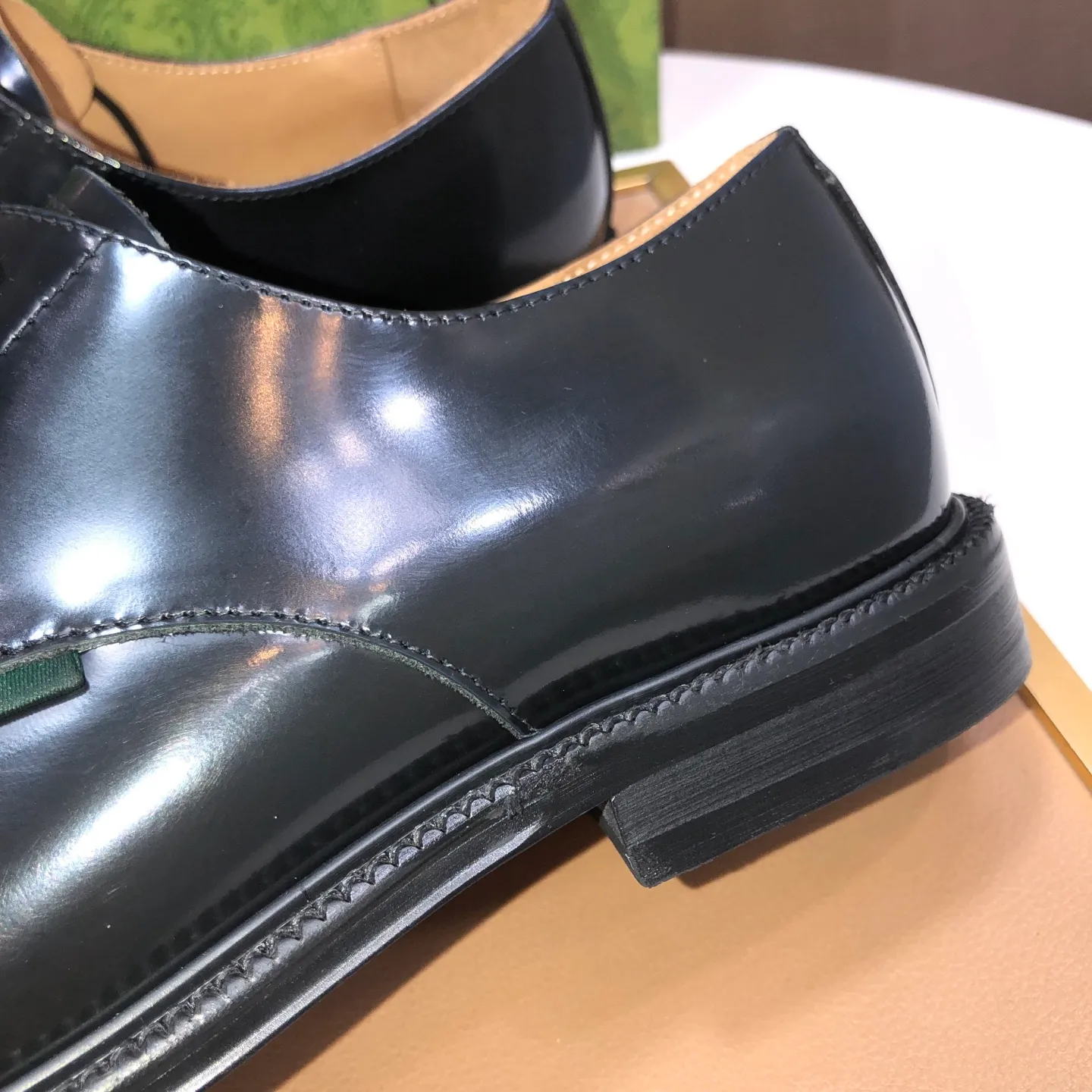 Factory batch 500💰Italy’s top luxury men’s shoe giant (GUCCI) (Gucci) (full cowhide lining) new arrival🍃Original European style🔰 Pleasant to the eye😍In order to make the shoes more durable and non-deformable🌀The production continues to follow traditional methods but there is still no lack of innovation💪The original sheepskin is selected for the leather♻️Smooth, natural and extra bright⭐Made of imported cowhide The rich man’s first choice 38-45 (45 customized)